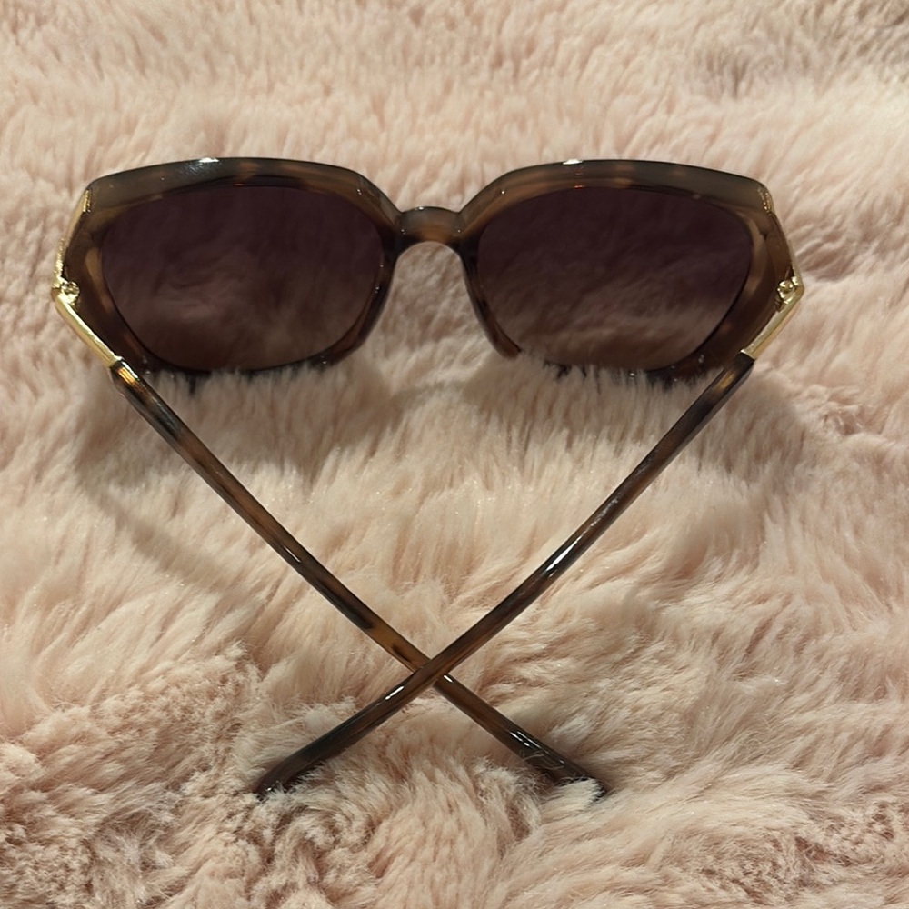 Stylish Tortoise Shell Sunglasses - Picture 3 of 4